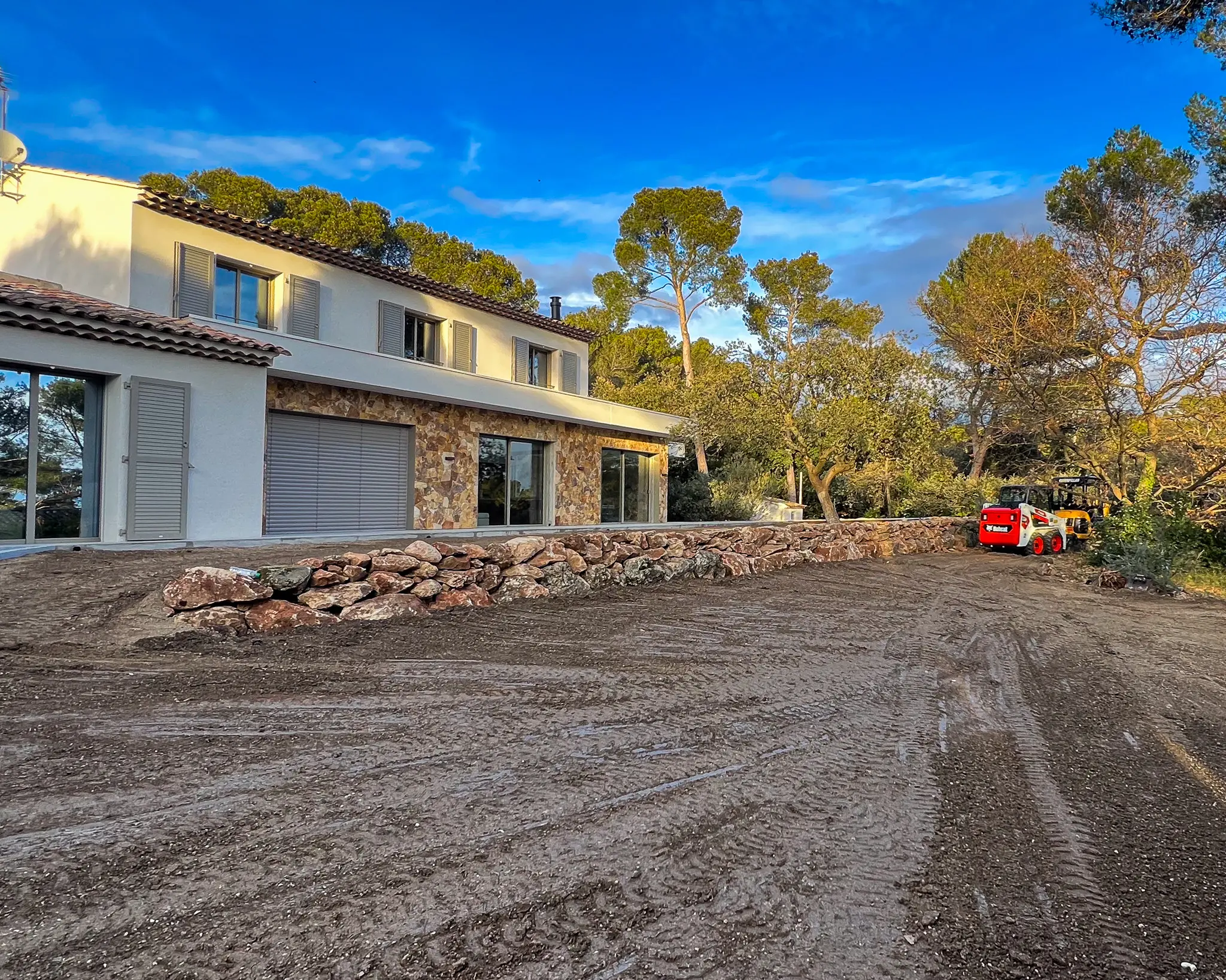 Terrain vierge après terrassement et enrochement, prêt pour l'aménagement paysager complet d'une villa à Saint-Marc-de-Jaumegarde, Pays d'Aix.