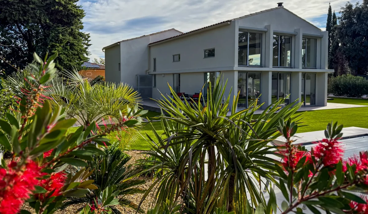 Créez votre oasis tropicale : Idées de plantes pour un massif exotique réussi 🌿