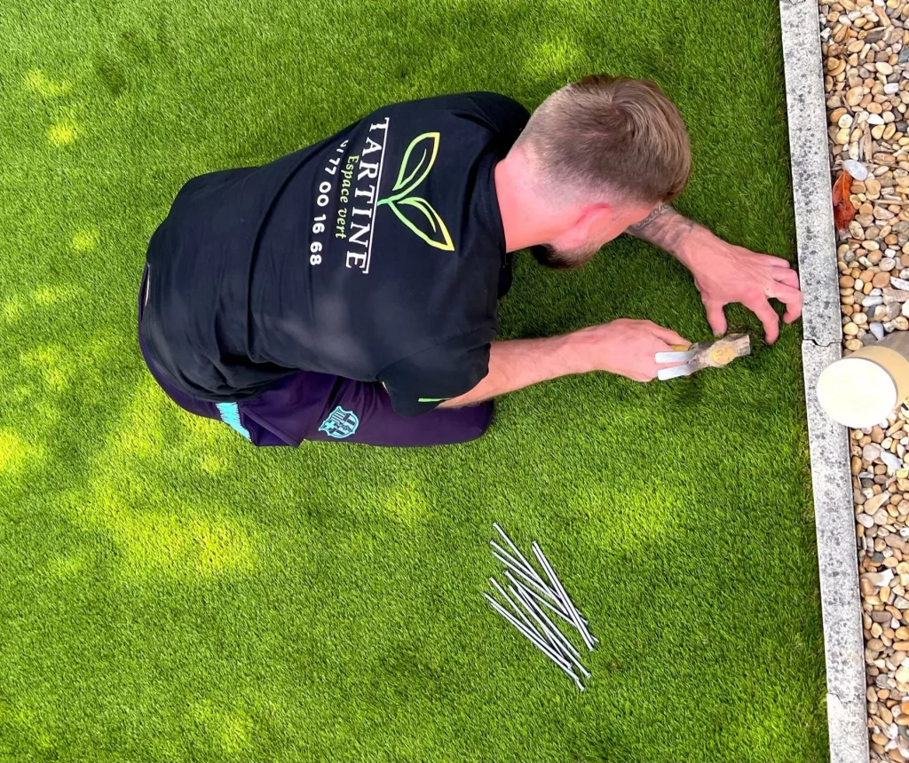 Installation professionnelle de gazon synthétique de haute qualité par notre artisan paysagiste, assurant des finitions soignées dans le Pays d'Aix.