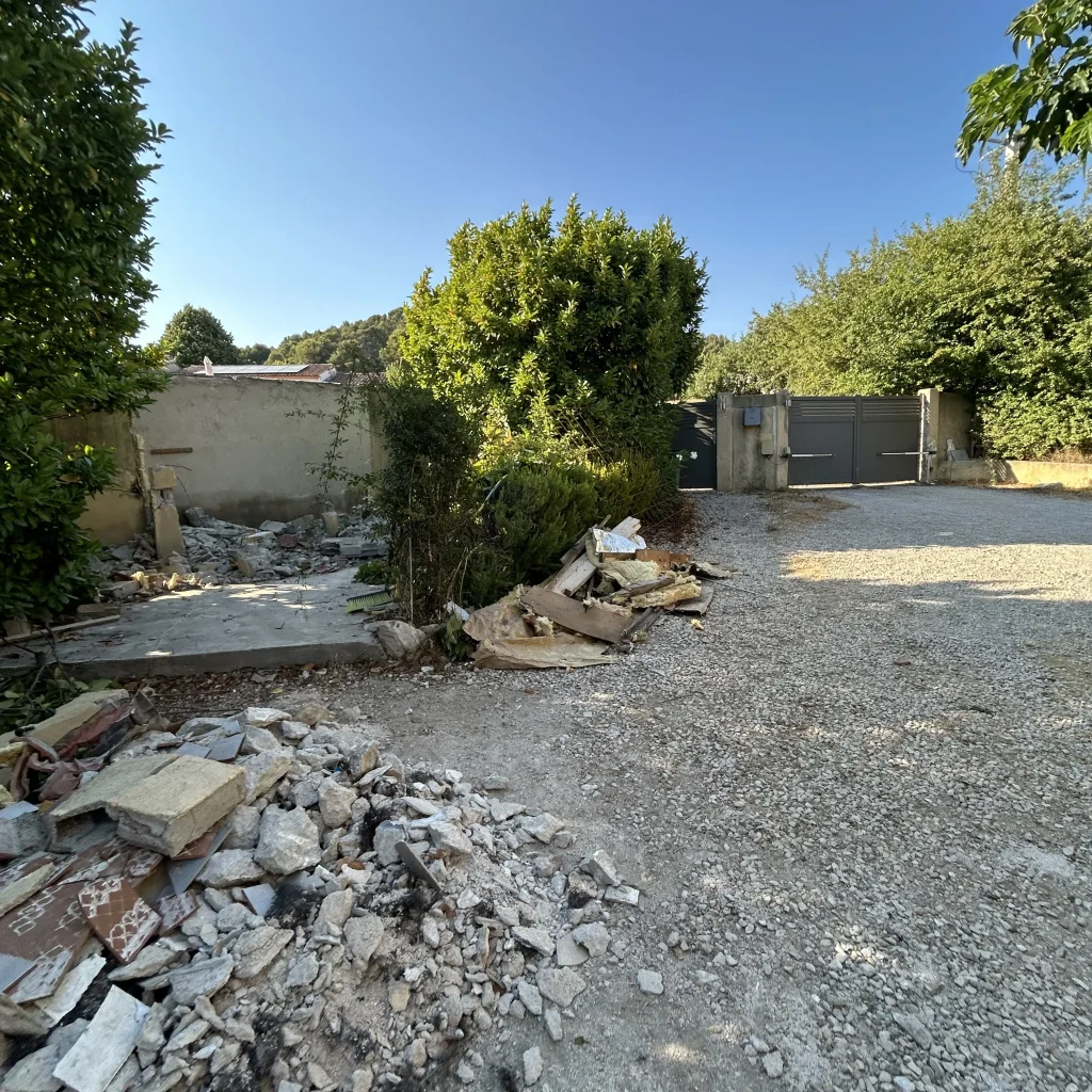 Zone de stationnement avant aménagement